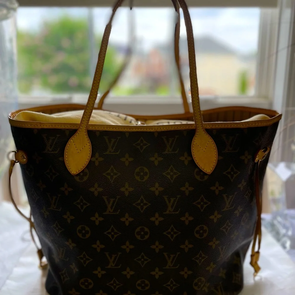 Louis Vuitton Monogram Neverfull - Size MM - Picture 3 of 9
